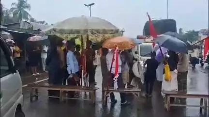 চাকদা: সাংসদ মমতা বালা ঠাকুরকে কটূক্তি করার প্রতিবাদে চাকদা গোড়াচাদ তলায় চাকদা বনগাঁ রোড অবরোধ মতুয়াদের