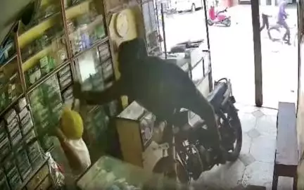 छत्तीसगढ़ के बलौदाबाजार में बेटे ने दिव्यांग पिता को 15 बार चाकू से गोदा, वीडियो सामने आने के बाद हुआ गिरफ्तार Source: @karan52inhnews