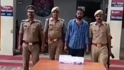 घोसी: हत्या के मामले में वांछित ₹25,000 के इनामी आरोपी को घोसी पुलिस ने दबोचा, चाकू और मोबाइल बरामद