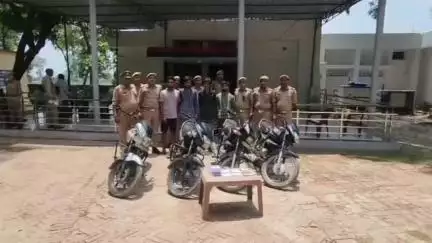 बदलापुर: मल्लूपुर नहर से बाइक चोरी करने वाले गिरोह का भंडाफोड़, चार अभियुक्त गिरफ्तार, कब्जे से चार बाइक बरामद