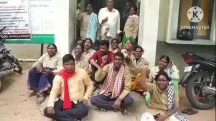 వర్ని: బకాయి వేతనాలు చెల్లించాలని కోటగిరి ఎంపీడీవో కార్యాలయం ఎదుట జిపి కార్మికుల ధర్నా