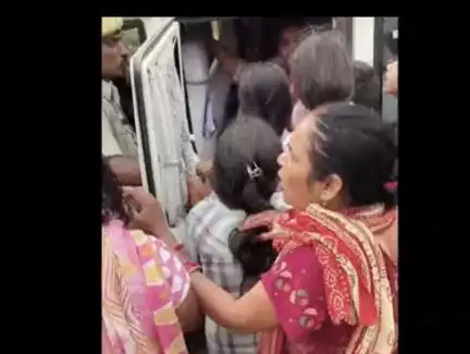 यूपी के अमेठी में सरकारी जमीन से अवैध कब्जा हटाने गई राजस्व टीम पर दबंगों ने किया हमला, एसडीएम को गाड़ी से खींचा Source: @arungupta5067