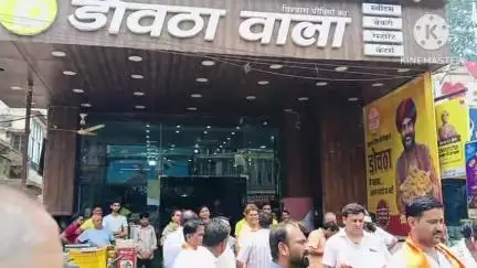 दौसा: भाजपा के नवनियुक्त अध्यक्ष लक्ष्मी रेला के सम्मान में आगरा रोड पर आयोजित कार्यक्रम में जमकर हुई आतिशबाजी, बटे डाउठे