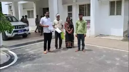सागर नगर: आदिवासियों की ज़मीनों पर अवैध कब्ज़ा करने वाले रानू सिंघई पर प्रशासन का शिकंजा, एसपी ऑफिस पहुँच रहे पीड़ित