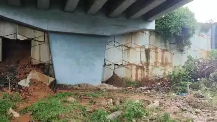 धनबाद/केंदुआडीह: शहर के बरमसिया ओवर ब्रिज के नीचे की बाउंड्री ढही, स्थानीय लोगों में दहशत, जांच में जुटी टीम