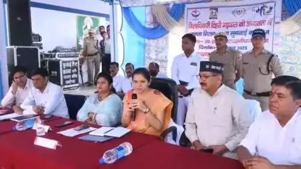 टिहरी: जिलाधिकारी निकिता खंडेलवाल ने रा.इ.कॉलेज जाखणीधार में सुनी जन समस्याएं, अधिकारियों को समय पर समाधान करने के दिए निर्देश