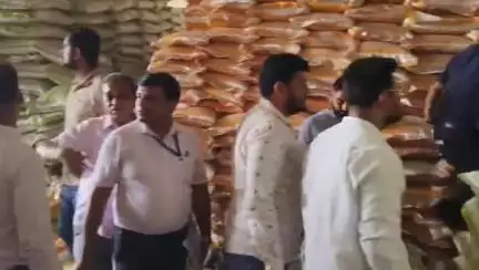 गिर्वा: कृषि मंत्री डॉ. किरोड़ीलाल मीणा ने उमरड़ा स्थित फास्फोरस कंपनी पर मारा छापा, कहा- आर्गेनिक खाद में बड़े स्तर पर मिलावट