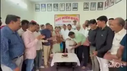 शिवगंज: कांग्रेस नेता राहुल गांधी का 55वां जन्मदिन मनाया गया, शिवगंज कार्यालय में केक काटा गया, कार्यकर्ताओं ने दी शुभकामनाएं