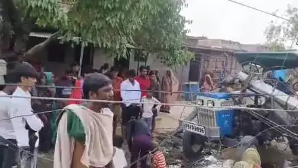 हमीरपुर: पत्योरा गांव में ट्रैक्टर की टक्कर से गिरा एचटी लाइन का जर्जर पोल, बड़ा हादसा टल गया