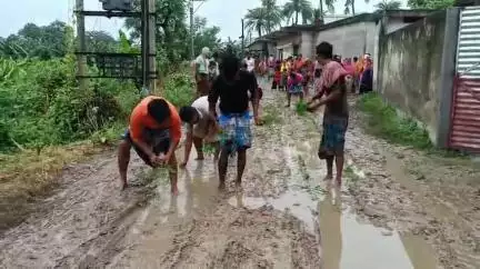 নওদা: গঙ্গাধারীতে বেহাল রাস্তার ক্ষোভে ধানের চারা পুঁতে বিক্ষোভ,ভোট বয়কটের হুঁশিয়ারি গ্রামবাসীর #jansamasya