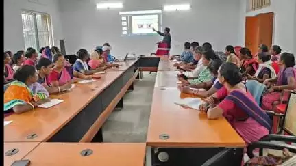 जलडेगा: जलडेगा प्रखंड कार्यालय में बीएलओ और सुपरवाइजरों के साथ बैठक, नजरी नक्शा, मैप आदि पर दिया गया प्रशिक्षण