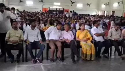 তেজপুৰ: তেজপুৰ দৰং মহাবিদ্যালয়ত অনুষ্ঠিত কলাগুৰু বিষ্ণুপ্ৰসাদ ৰাভা শ্ৰেষ্ঠ বিদ্যাৰ্থী বঁটা প্ৰদান অনুষ্ঠানত বিধায়কৰ অংশগ্ৰহণ