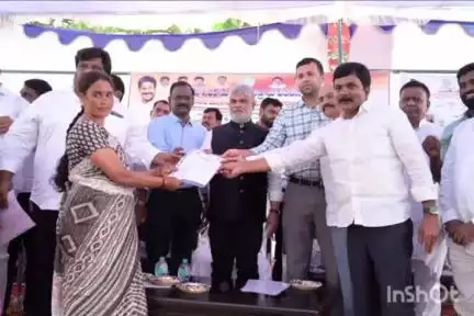 వికారాబాద్: క్యాంపు కార్యాలయంలో ఇందిరమ్మ ఇళ్ల లబ్ధిదారులకు మంజూరు పత్రాలు పంపిణీ చేసిన స్పీకర్ గడ్డం ప్రసాద్ కుమార్