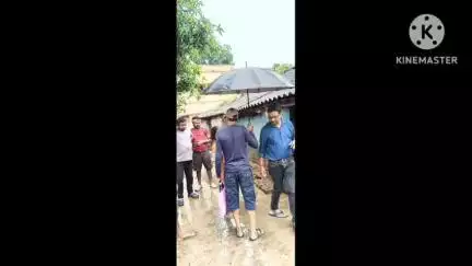 ঝাড়গ্রাম: ঝাড়গ্রামের 18 নম্বর ওয়ার্ডের ক্ষতিগ্রস্ত কাঁচা বাড়িগুলি পরিদর্শন করলেন কাউন্সিলর সহ অন্যরা