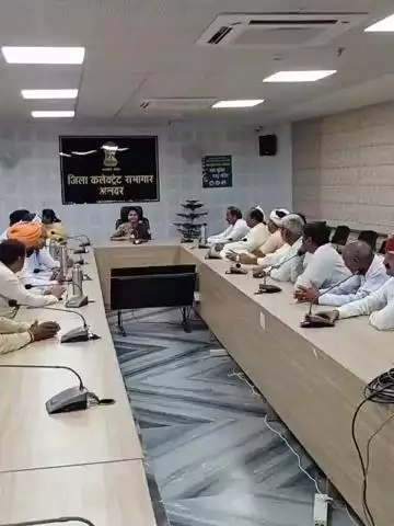 अलवर: सिलीसेढ में बोरिंग विवाद, मिनी सचिवालय में प्रतिनिधि मंडल के सदस्य पहुंचे, कलेक्टर आर्तिका शुक्ला से वार्ता जारी