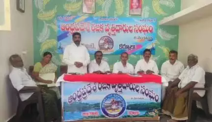 కర్నూలు: సీఎం చంద్రబాబు నియోజకవర్గంలో రజక మహిళపై దాడి జరగడం సిగ్గుచేటు: ఏపీ రజక వృత్తిదారుల సంఘం జిల్లా కార్యదర్శి గురు శేఖర్