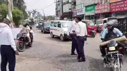भिवानी: भिवानी में ट्रैफिक पुलिस की सख्ती, यातायात नियमों का उल्लंघन करने वालों के काटे चालान