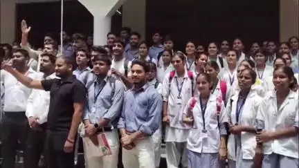 मथुरा: ब्रज चिकित्सा संस्थान पर आईएनसी की मान्यता नहीं मिलने पर पैरामेडिकल के छात्र-छात्राओं ने आंदोलन की दी चेतावनी