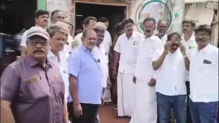 திருவொற்றியூர்: ராகுல் காந்தி பிறந்த நாளை முன்னிட்டு தேரடி பகுதியில் காங்கிரஸ் கட்சியினர் கட்சி கோடி ஏற்றி பொதுமக்களுக்கு இனிப்பு வழங்கினர்