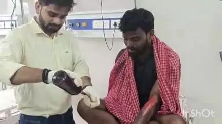 आरा: नवादा बाजार के समीप बाइक दुर्घटना में घायल बाइक सवार को आरा सदर अस्पताल में कराया गया भर्ती