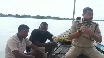 বৰক্ষেত্ৰী: পেৰাধৰা চৰৰ পৰা গোৰাক্ষাট্ৰাৰীলৈ আহি থাকোতে যাত্ৰীবাহী নাও দুৰ্ঘটনাগ্ৰস্ত, তিনিজন সন্ধানহীন
