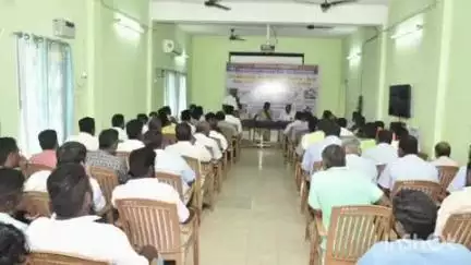 அரியலூர்: சாலை பாதுகாப்பு உள்ளிட்டவைகள் குறித்த கலந்தாய்வு கூட்டம், மாவட்ட ஆயுதப்படை அலுவலகத்தில் நடைபெற்றது