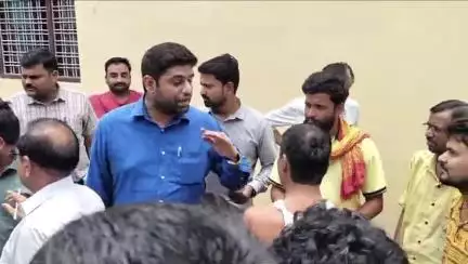 मऊरानीपुर: नमामि गंगे योजना की शिकायत पर बम्होरी पहुंची लखनऊ से टीम ने किया निरीक्षण,अधिकारियों में हुई बहस, वीडियो वायरल।