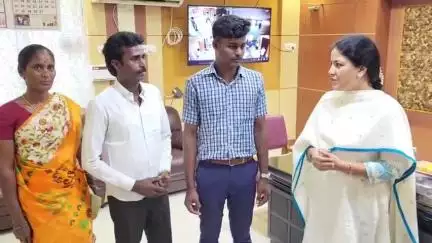 காஞ்சிபுரம்: JEE நுழைவுத் தேர்வில் வெற்றி பெற்று சென்னை IITயில் பயில இடம் கிடைத்த மாணவனை ஆட்சியர் அலுவலகத்தில் கலெக்டர் பாராட்டினர்