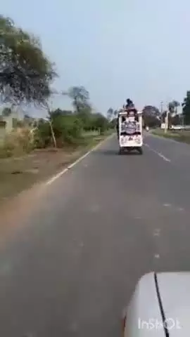 निघासन: निघासन में ई-रिक्शा बना उड़नखटोला, छत पर जिंदगी और सड़क पर खतरा, ट्रैफिक नियम हुए धराशायी