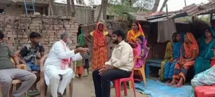 बांसडीह: बिशनपुरा निवासी ट्रेन हादसे में युवक की मौत के बाद पूर्व विधायक शिव संकर चौहान ने पीड़ित परिवारों को ढाढ़स दिया