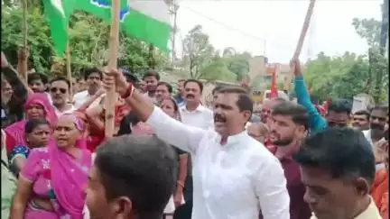 इंदौर: बिजली कटौती के विरोध में कांग्रेस का प्रदर्शन, निगम नेता प्रतिपक्ष और बड़ी संख्या में लोग शामिल