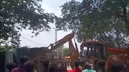 डलमऊ: मतीनगंज चौराहे पर जय गुरुदेव होटल के पास डंफर पलटा, दो लोग घायल, उपचार जारी