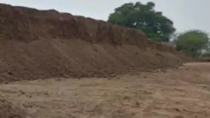 हमीरपुर: इंगोहटा ग्राम पंचायत में ग्रामीणों ने खोदी नवनिर्मित तालाब की भीट, प्रधान प्रतिनिधि ने अवर अभियंता पर लगाया आरोप
