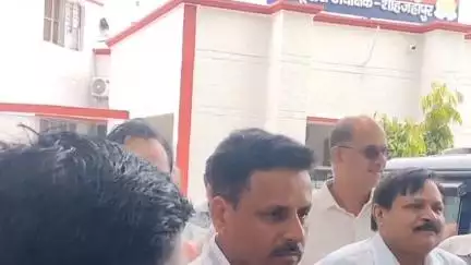 शाहजहांपुर: पूर्व जिला पंचायत सदस्य पर मुकदमे दर्ज होने के मामले में ब्राह्मण समाज ने SP कार्यालय में SP से की शिकायत