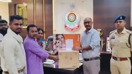 जांजगीर: पुलिस अधीक्षक ने जांजगीर पुलिस कार्यालय में मुस्कान दिप्ती निशुल्क सिलाई प्रशिक्षण केंद्र को प्रदान किया कम्प्यूटर सेट