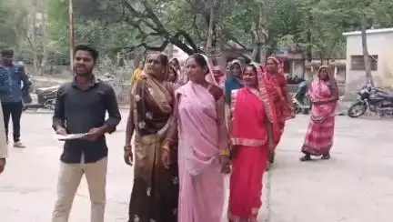 तेंदूखेड़ा: बिजली-पानी की किल्लत से जूझ रहे खैरुआ टोला के ग्रामीण, महिलाओं ने कलेक्टर को सौंपा ज्ञापन