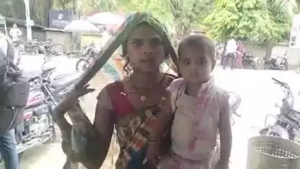 प्रतापगढ़: सरसतपुर गांव में रिश्तेदारी आई महिला के साथ उसके पति और दोस्तों ने की मारपीट, तोड़फोड़ की गई, तहरीर दी गई