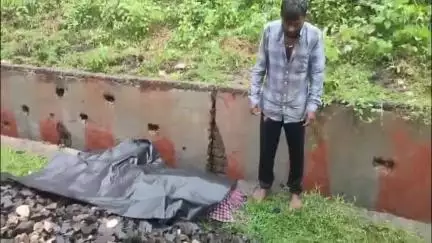 धनबाद/केंदुआडीह: करकेन्द रेलवे स्टेशन के पास दंपति ने ट्रेन के आगे आत्महत्या का प्रयास किया, पत्नी की मौत