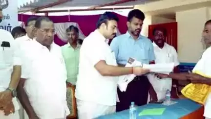 மொடக்குறிச்சி: சுயம் பூந்துறை கண்டிக்காட்டு வலசு ஈஞ்சப்பள்ளி உள்ளிட்ட பல்வேறு இடங்களில் நடைபெற்ற மக்களுடன் முதல்வர் திட்டத்தில் அமைச்சர் கோரிக்கை மனுக்களை பெற்ற