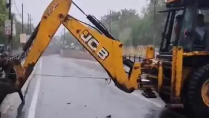इटावा: सदर इलाके में झमाझम बारिश के बाद मैनपुरी अंडर पास में कई फीट पानी भरा, सुरक्षा के लिए पुल पर की गई बैरिकेटिंग