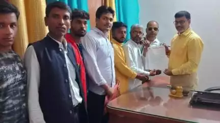 रसड़ा: मुहर्रम में ताजिया की ऊंचाई निर्धारित करने के लिए विहिप ने सीएम के नाम रसड़ा तहसीलदार को सौंपा ज्ञापन