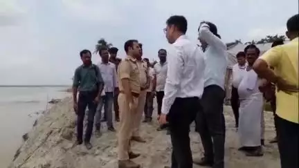 मोतिहारी: मोतीहारी के डीएम ने पुछरिया में गंडक नदी के कटावरोधी कार्य का किया निरीक्षण, दिए आवश्यक निर्देश
