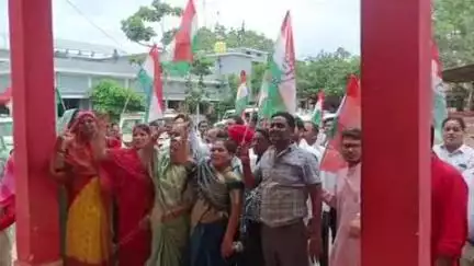 अभनपुर: अभनपुर विधानसभा क्षेत्र में खाद की कमी को लेकर कांग्रेस के पूर्व प्रदेश अध्यक्ष धनेंद्र साहु पहुंचे SDM कार्यालय