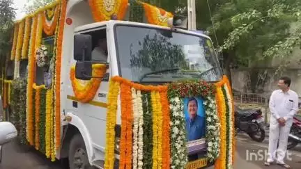 રાજકોટ પૂર્વ: અમદાવાદ પ્લેન ક્રેશ દુર્ઘટનામાં મૃત્યુ પામેલા રાજકોટના નરશીભાઈ સગપરિયાની અંતિમયાત્રા નીકળી,  પરિવારજનો શોકમાં ગરકાવ