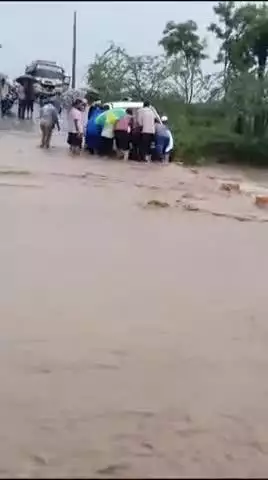 मनासा: तलाऊ नदी पार करते समय बीच में बंद हुई कार, ग्रामीणों ने चालक को सुरक्षित निकाला, टला बड़ा हादसा