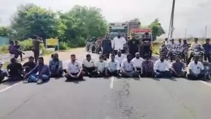பல்லடம்: மங்கலம் பல்லடம் சாலை அறிவாளி நகர் பகுதியில் சாலையில் உள்ள பள்ளத்தை சரி செய்யக்கோரி பொதுமக்கள் சாலை மறியல் போராட்டத்தில் ஈடுபட்டனர்