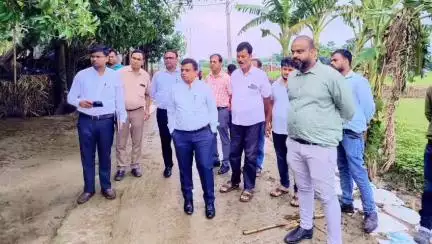 कोचाधामन: डेरामारी सहित विभिन्न पंचायतों का जॉइंट सेक्रेटरी ने प्रशासनिक अधिकारियों के साथ योजनाओं का किया निरीक्षण