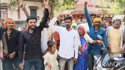 त्योंथर: विद्युत विभाग कर्मियों के मारपीट के बाद 5 दिन से देउर कोठार की बिजली गुल, ग्रामीणों ने SDM कार्यालय घेरा