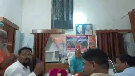 गर्रा मोक्ष धाम का कांटा बिजली कनेक्शन नागा साधु मिले अधिशासी अभियंता से हुई वार्तालाप