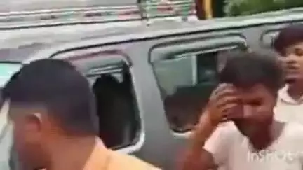 कायमगंज: कायमगंज-फर्रुखाबाद मार्ग पर आम की बिक्री से टेढ़ीकोन तिराहा पर एंबुलेंस सहित कई वाहन जाम में फंसे